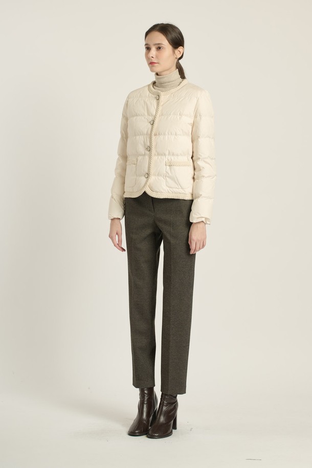 [25WT] 라운드넥 블레이드 숏다운 - CREAM B5D9F80314는 여성용 숏다운으로, 겨울철 일상 및 출근룩에 적합합니다. 크림색상의 무지 디자인에 라운드넥으로 미니멀하고 베이직한 스타일을 연출합니다. 두꺼운 두께감의 나일론 소재로 제작되었으며, 부드러운 촉감과 보온 기능을 제공합니다. 레귤러핏으로 편안하게 착용 가능하며, 긴 소매와 버튼 여밈 방식이 특징입니다. 안감은 패딩 처리되어 따뜻함을 더해줍니다.
