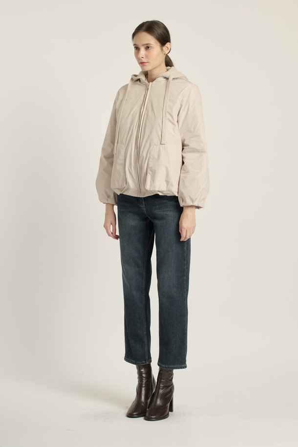 [25WT] 니트후드 볼륨 구스다운 - LIGHT BEIGE B5D9F80471는 여성용 아우터로, 겨울철 캐주얼 스타일을 연출하기에 좋은 구스다운 패딩입니다. 라이트 베이지 색상의 무지 디자인이며, 니트 후드가 달려 있어 포근한 느낌을 줍니다. 크롭 기장에 오버핏으로 디자인되어 트렌디한 스타일을 연출하며, 집업 방식으로 간편하게 착용할 수 있습니다. 부드러운 촉감과 두꺼운 두께감으로 뛰어난 보온성을 제공하여 여행룩, 캠핑룩 등 다양한 TPO에 활용 가능합니다. 미니멀, 고프코어 스타일을 선호하는 분들께 추천합니다.
