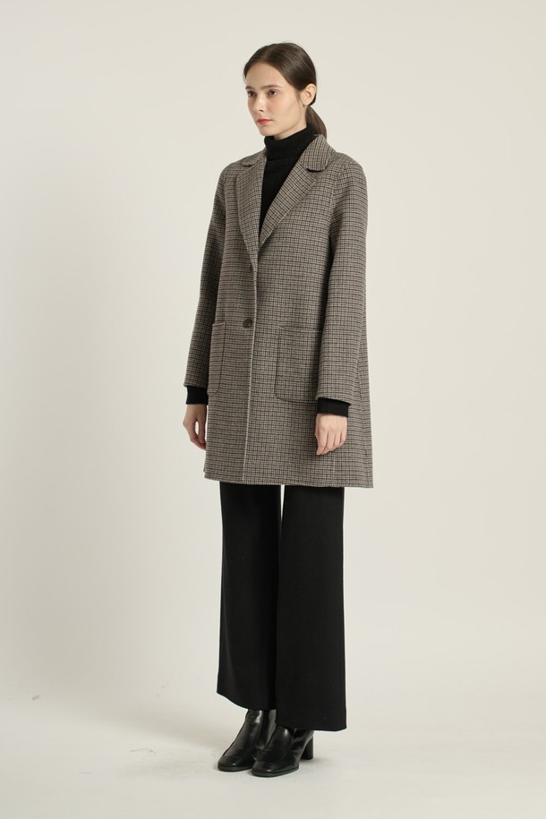 세련된 멀티 M 그레이 컬러의 [25WT] 싱글버튼 체크 핸드메이드 코트입니다. 부드러운 촉감과 두꺼운 두께감으로 겨울과 가을, 따뜻하고 포근하게 착용할 수 있습니다. 롱, 하프, 미디엄 기장으로 출시되어 다양한 스타일 연출이 가능하며, 루즈핏과 릴랙스핏으로 편안한 착용감을 선사합니다. 클래식, 모던, 세련된 무드를 동시에 느낄 수 있으며, 출근룩과 오피스룩에 활용하기 좋아 활용도가 높습니다. 체크 패턴과 싱글 코트 디자인이 만나 고급스러운 분위기를 더하며, 포켓과 보온성, 내구성까지 갖춘 실용적인 아이템입니다.
