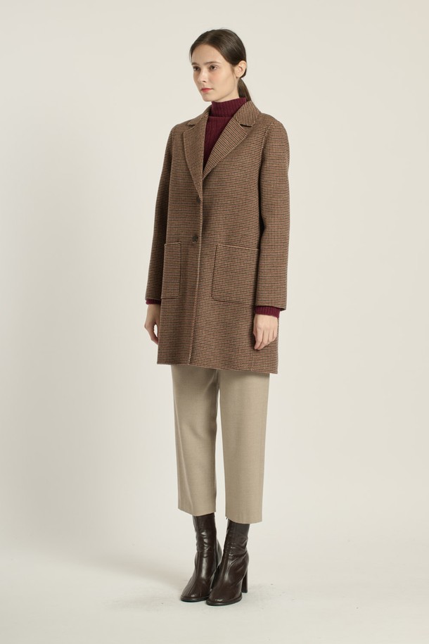 세련된 분위기를 연출하는 [25WT] 싱글 버튼 체크 핸드메이드 코트입니다. 부드러운 촉감의 모, 나일론, 울 혼방 소재로 제작되어 우수한 보온성을 자랑하며, 간절기부터 겨울까지 따뜻하게 착용할 수 있습니다. 넉넉한 루즈핏 실루엣과 미디엄 기장으로 편안하면서도 스타일리시하며, 클래식, 모던, 엘레강스 무드를 동시에 선사합니다. 베이지(M BEIGE) 컬러의 체크 패턴이 돋보이며, 오피스룩, 모임룩, 데이트룩 등 다양한 TPO에 활용 가능합니다. 앞면 포켓 2개로 실용성을 더한 핸드메이드 코트로, 미니멀, 시크 스타일을 즐기는 여성분들께 추천합니다.
