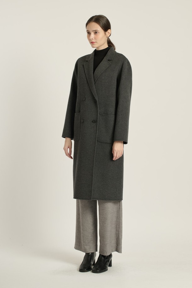 [25WT] 더블단추 핸드메이드 코트 - CHARCOAL GRAY (차콜 그레이) B5DAH82698는 여성스러운 출근룩, 오피스룩, 모임룩에 어울리는 코트입니다. 모던하고 세련된 스타일을 연출하며, 울, 캐시미어, 모 소재의 부드러운 촉감이 특징입니다. 롱 기장의 루즈핏으로 편안하게 착용 가능하며, 테일러드 카라와 큰 포켓 디테일이 돋보입니다. 차콜 그레이 색상으로 가을, 겨울 시즌의 클래식하고 시크한 룩을 완성해보세요. 더블 버튼 여밈 방식의 핸드메이드 코트입니다.

