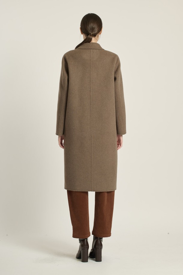 [25WT] 더블단추 핸드메이드 코트 - M BROWN B5DAH82679는 여성 고객을 위한 겨울 코트입니다. M BROWN과 CHARCOAL GRAY 두 가지 색상으로 제공되며, 롱 기장의 릴렉스핏으로 편안하게 착용 가능합니다. 부드러운 촉감의 모, 캐시미어, 폴리에스테르 혼방 소재로 제작되어 따뜻함을 선사합니다. 클래식, 우아함, 모던, 베이직 스타일을 아우르며, 오피스룩, 모임룩, 데이트룩 등 다양한 TPO에 활용할 수 있습니다. 
더블브레스트 디자인과 포켓 디테일이 돋보이는 핸드메이드 코트로, 시크하고 미니멀한 스타일을 연출합니다.
