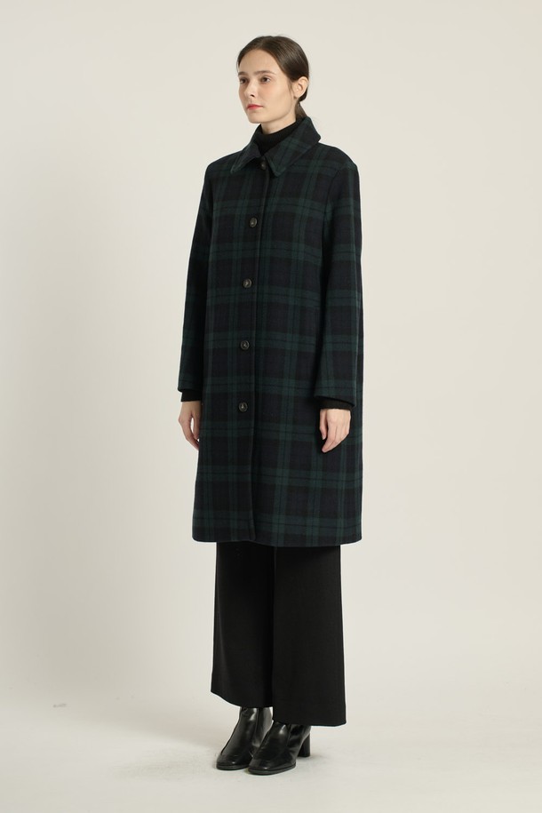 세련된 DARK GREEN 컬러의 [25WT] 스텐카라 클래식 체크 코트입니다. 모던하고 고급스러운 디자인으로, 겨울, 간절기, 가을 시즌에 활용하기 좋습니다. 슬림핏 또는 레귤러핏으로 연출 가능하며, 싱글 버튼 여밈과 스텐카라 디자인이 특징입니다. 데이트룩, 오피스룩, 모임룩 등 다양한 TPO에 맞춰 클래식, 미니멀, 시크한 스타일을 연출해보세요. 롱 또는 미디엄 기장으로, 체크 패턴과 포켓 디테일이 돋보이는 여성 코트입니다.
