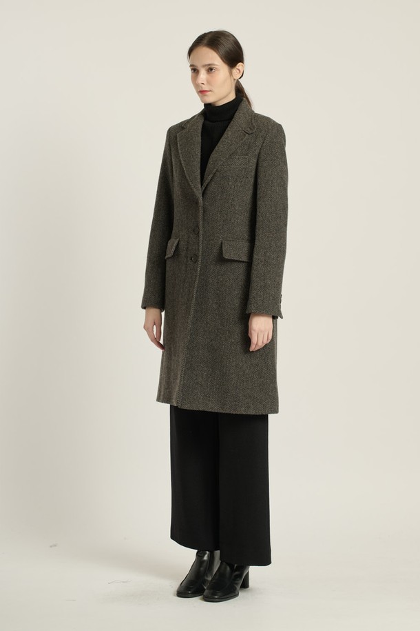 [25WT] 헤링본 롱 코트 - CHARCOAL GRAY (차콜 그레이) B5DAH82998은 여성용 아우터 코트입니다. 가을, 겨울 시즌에 어울리는 두꺼운 두께감의 롱 기장 싱글 코트로, 클래식, 모던, 우아한, 베이직한 스타일을 연출합니다. 챠콜 그레이와 카키 브라운 두 가지 색상으로 출시되었으며, 헤링본 패턴에 테일러드 칼라, 플랩 포켓, 소매 버튼 디테일이 특징입니다. 부드러운 촉감의 모, 울, 나일론 혼방 소재로 제작되어 출근룩, 오피스룩, 모임룩 등 다양한 TPO에 활용 가능하며, 클래식, 미니멀, 시크한 스타일을 완성합니다. 레귤러핏으로 제작되어 편안한 착용감을 선사합니다.
