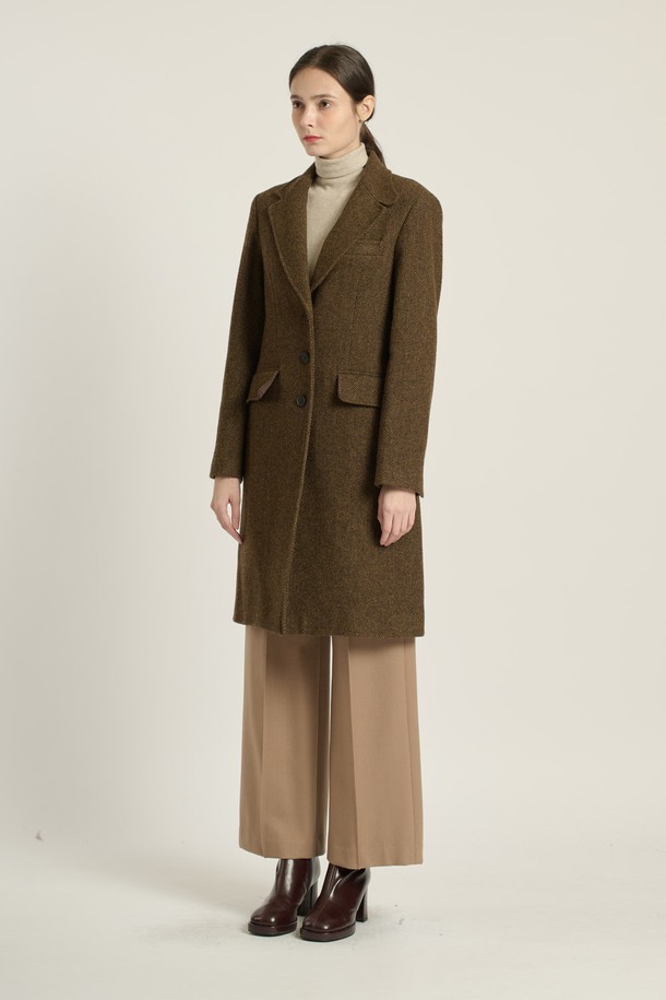 세련된 헤링본 패턴의 [25WT] 헤링본 롱 코트 - 카키 브라운 B5DAH82985는 여성스러운 라인을 살려주는 슬림핏 싱글 코트입니다. 울, 나일론, 폴리에스테르, 폴리우레탄 혼방 소재로 제작되어 부드러운 촉감과 적당한 두께감으로 가을, 겨울 시즌에 착용하기 좋습니다. 긴 소매 기장과 플랩 포켓 디테일, 안감 처리가 되어 있어 클래식하면서도 모던한 무드를 연출합니다. 출근룩, 오피스룩, 모임룩 등 다양한 TPO에 활용 가능하며, 미니멀, 시크 스타일을 즐기는 분들께 추천합니다. 색상은 카키 브라운과 차콜 그레이 두 가지로 출시되었습니다.
