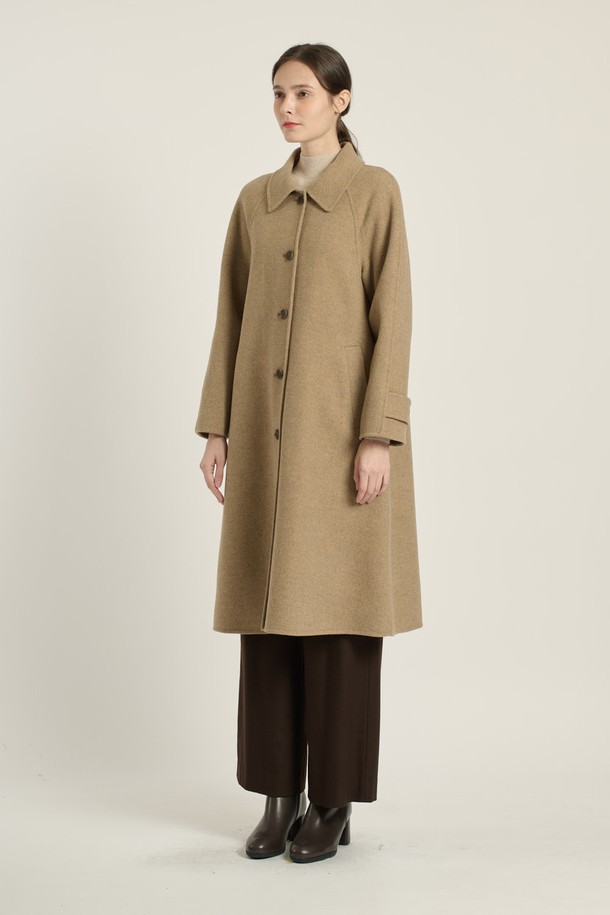 [25WT] 스탠카라 래글런 핸드메이드 코트는 여성 고객을 위한 아우터입니다. M BEIGE 컬러의 무지 디자인으로, 가을과 겨울에 우아하고 고급스러운 스타일을 연출합니다. 롱 또는 미디엄 기장의 여유 있는 루즈핏으로, 출근룩, 오피스룩, 모임룩 등 다양한 TPO에 활용 가능합니다. 부드러운 촉감의 모, 레이온 혼방 소재에 두꺼운 두께감으로 보온성을 높였으며, 래글런 소매와 스탠카라 디자인이 특징입니다. 싱글 버튼 여밈 방식으로 클래식하고 미니멀한 시크 스타일을 완성합니다.
