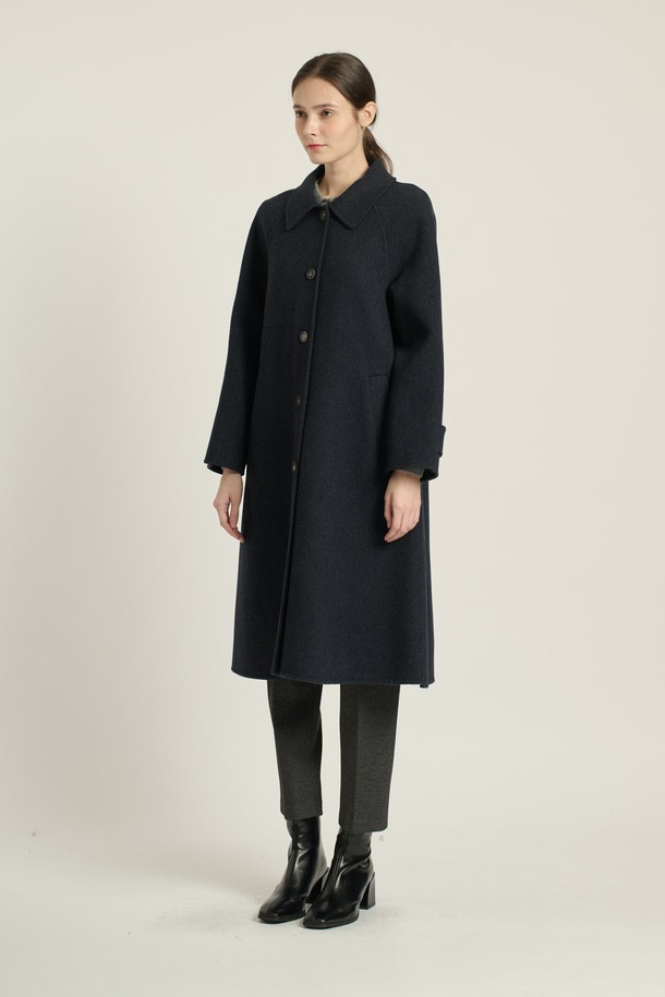 [25WT] 스탠카라 래글런 핸드메이드 코트 - NAVY B5DAH82455는 여성용 아우터로, 가을과 겨울에 착용하기 좋은 롱 기장의 핸드메이드 코트입니다. 네이비 및 베이지 색상으로 출시되었으며, 클래식, 우아함, 모던 스타일을 연출할 수 있습니다. 울과 모 소재를 사용하여 부드러운 촉감을 선사하며, 싱글 버튼, 벨트, 래글런 소매 디테일이 특징입니다. 루즈핏과 릴랙스핏으로 편안한 착용감을 제공하며, 오피스룩, 출근룩, 모임룩 등 다양한 TPO에 활용 가능합니다.
