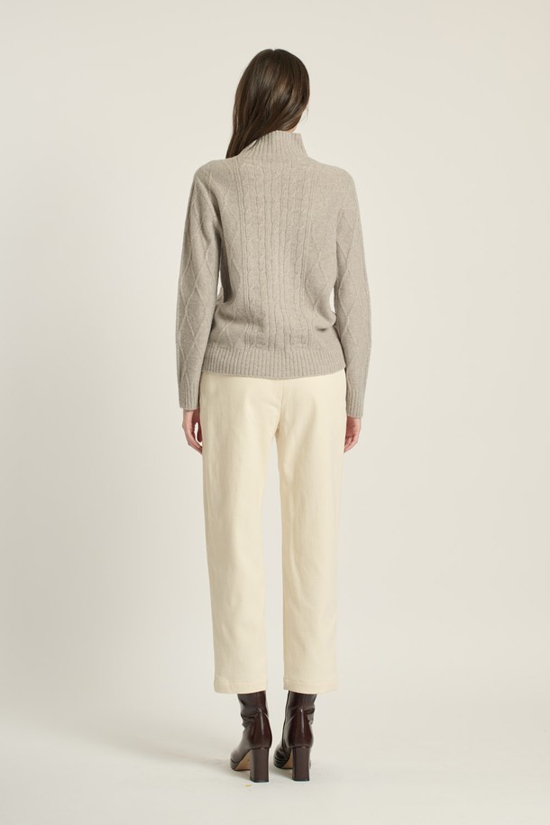 [25WT] 헤어리 케이블 풀오버 - OYSTER (B5DBK42886)는 부드러운 촉감의 양모, 알파카, 나일론 혼방 소재로 제작된 여성용 터틀넥 니트 스웨터입니다. 겨울 시즌에 어울리는 두꺼운 두께감과 레귤러핏 디자인으로, 클래식하고 우아한 스타일을 연출합니다. 케이블 패턴과 긴 소매는 포멀, 캐주얼, 일상 등 다양한 TPO에 활용 가능하며, 오피스룩, 모임룩, 데이트룩에 모두 잘 어울립니다. OYSTER 컬러는 세련된 분위기를, DARK RED 컬러는 따뜻한 느낌을 더합니다. 미니멀하면서도 클래식한 디자인으로 폭넓은 스타일링이 가능한 아이템입니다.
