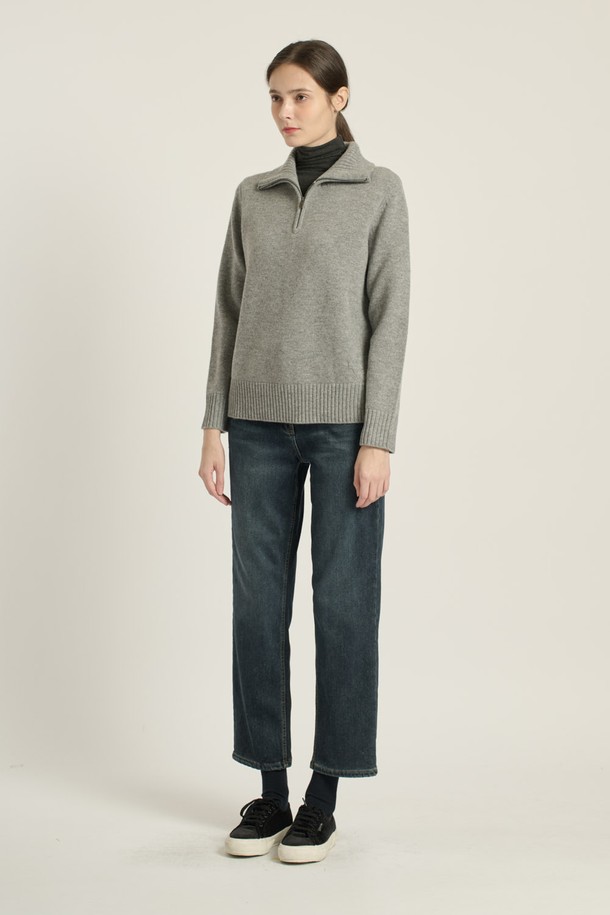 [25WT] 하이넥 반집업 풀오버 - MULTI M GRAY (멀티 M 그레이) B5DAK41397는 여성 의류 상의로, 겨울철 따뜻함과 스타일을 동시에 잡을 수 있는 니트/스웨터입니다. 모, 울, 니트 소재 혼방으로 부드러운 촉감과 보온성을 제공하며, 레귤러 기장의 하이넥 반집업 디자인이 특징입니다. 내추럴핏과 레귤러핏으로 편안한 착용감을 선사하며, 무지 또는 골지 패턴으로 다양한 스타일 연출이 가능합니다. "LIGHT BEIGE" (라이트 베이지) 색상도 있으며, 출근룩이나 모임룩, 어떤 TPO에도 클래식, 미니멀, 캐주얼 무드로 활용하기 좋습니다.
