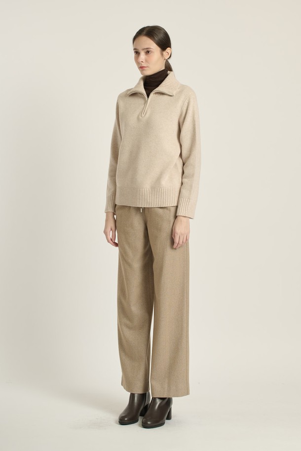 [25WT] 하이넥 반집업 풀오버 - LIGHT BEIGE (라이트 베이지) B5DAK41371는 여성용 니트/스웨터 상의입니다. 부드러운 모 소재로 제작되어 겨울철에도 따뜻하게 착용할 수 있습니다. 하이넥과 반집업 디자인으로 보온성을 높였으며, 레귤러핏과 긴소매 기장으로 편안한 착용감을 제공합니다. 라이트 베이지 색상의 무지 패턴으로 모던, 베이직, 캐주얼 스타일을 연출하기 좋으며, 출근룩과 모임룩, 클래식한 스타일에도 잘 어울립니다. 두꺼운 두께감으로 포근함을 더했습니다.
