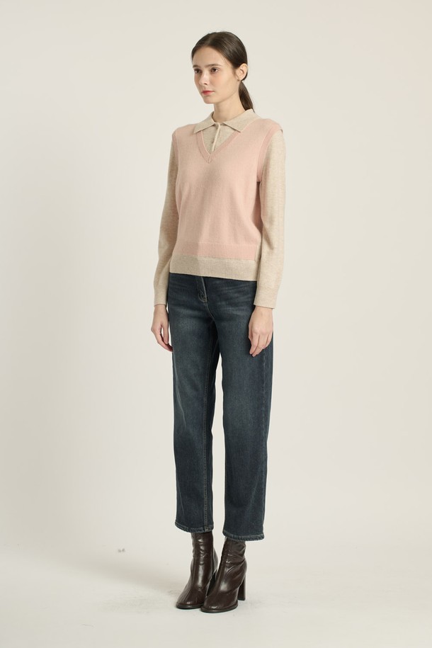 [25WT] 레이어드 카라 풀오버 - 라이트 베이지 B5DAK41271는 여성용 니트/스웨터 상의입니다. 라이트 베이지를 포함한 다양한 컬러 옵션으로 제공되며, 캐주얼 및 일상 스타일을 위한 완벽한 아이템입니다. 봄, 가을, 겨울 계절에 착용 가능하며, 레귤러 핏과 긴소매 디자인으로 편안한 착용감을 선사합니다. 울, 모, 나일론 등 고급 소재 혼방으로 제작되어 부드러운 촉감을 자랑하며, 레이어드, 리브 디테일, 배색 디자인으로 세련된 포인트를 더했습니다. 브이넥 또는 카라넥으로 연출할 수 있으며, 캐주얼, 베이직, 클래식, 세련된, 고급스러운 스타일을 모두 아우르는 팔색조 매력을 지닌 풀오버입니다.
