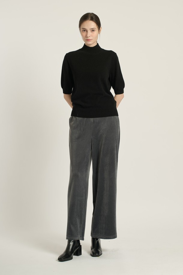 [25WT] 프린세스라인 하프슬리브 풀오버 - BLACK B5DAK31199는 여성스러운 실루엣을 연출하는 하프 슬리브 풀오버입니다. 블랙과 레드의 두 가지 색상으로 출시되었으며, 모 소재로 제작되어 부드러운 촉감을 선사합니다. 하프넥 디자인에 레귤러핏으로 제작되어 편안하면서도 세련된 스타일을 연출합니다. 봄, 가을, 겨울 모두 착용 가능하며, 출근룩과 모임룩 모두에 활용할 수 있는 클래식하고 미니멀한 디자인입니다. 5부 소매 기장으로 간절기에도 적합하며, 무지 패턴으로 다양한 하의와 매치하기 용이합니다.
