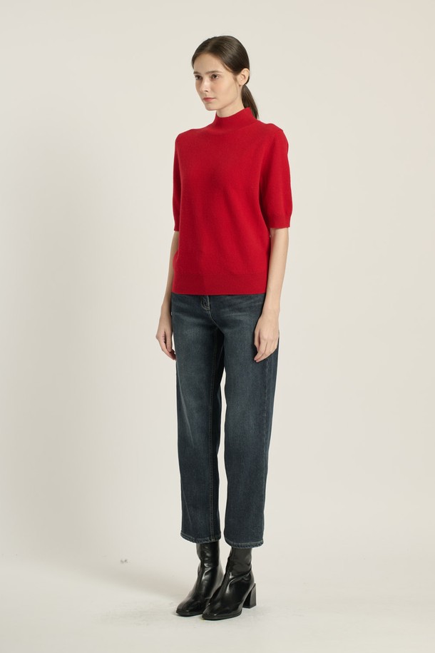 [25WT] 프린세스라인 하프슬리브 풀오버 - RED B5DAK31124는 여성스러운 실루엣을 연출하는 하프 슬리브(반소매) 풀오버입니다. 부드러운 모 소재로 제작되어 봄, 가을, 겨울 시즌에 착용하기 좋으며, 일상, 데일리룩은 물론 출근룩, 모임룩까지 소화 가능한 활용도 높은 아이템입니다. 레귤러 핏에 하프넥 디자인으로 우아하고 세련된 분위기를 더하며, 솔리드(무지) 패턴으로 미니멀하고 클래식한 스타일을 완성합니다. 다양한 하의와 매치하여 캐주얼하면서도 세련된 스타일을 연출해보세요.
