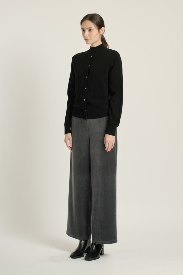 [25WT] 프린세스라인 가디건 - BLACK B5DAK21199는 여성스러운 실루엣을 연출하는 블랙 컬러의 가디건입니다. 부드러운 모(울) 소재로 제작되어 포근한 착용감을 선사하며, 라운드넥과 긴 소매 디자인으로 단정함을 더합니다. 슬림핏으로 떨어지는 프린세스라인과 싱글 버튼 디테일이 우아하고 세련된 분위기를 자아냅니다. 오피스룩과 모임룩은 물론, 일상에서도 폭넓게 활용할 수 있는 베이직 아이템입니다. 봄, 가을, 겨울, 간절기 모두 착용 가능합니다.
