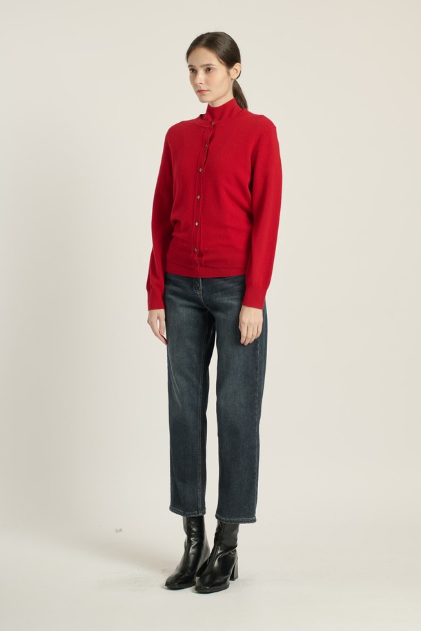 [25WT] 프린세스라인 가디건 - RED B5DAK21124는 여성 의류로, 부드러운 모 소재로 제작되어 봄, 가을, 겨울 모두 착용 가능한 제품입니다. 클래식하고 우아한 무드를 연출하며, 레귤러핏과 라운드넥 디자인으로 편안한 착용감을 제공합니다. 레드 컬러의 무지 패턴에 긴 소매 기장, 프린세스 라인과 리브 디테일, 그리고 나무 단추가 더해져 페미닌한 스타일을 완성합니다. 데이트룩, 모임룩, 출근룩 등 다양한 TPO에 활용 가능하며, 미니멀하고 클래식한 스타일을 선호하는 고객에게 적합합니다.
