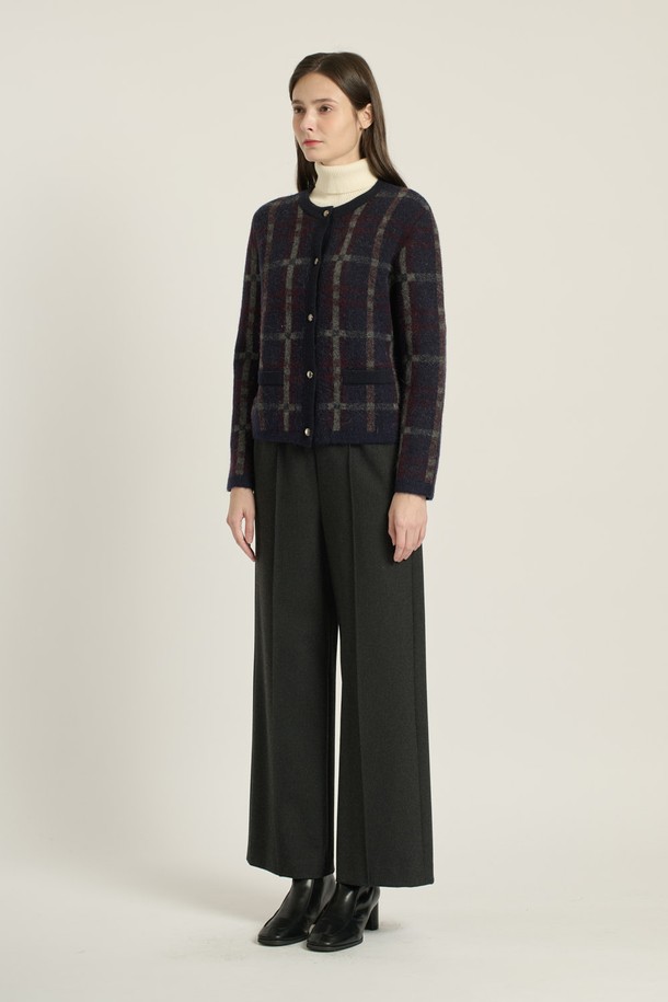 [25WT] 헤어리 체크 가디건 - NAVY(네이비) B5DAK12155는 여성스러운 분위기를 자아내는 가디건입니다. 부드러운 촉감의 아크릴, 나일론, 울, 폴리우레탄 혼방 소재로 제작되어 가을과 겨울에 따뜻하게 착용할 수 있습니다. 네이비와 브라운 컬러의 체크 패턴이 클래식하고 모던한 스타일을 연출하며, 레귤러 핏과 긴소매, 라운드넥 디자인으로 편안한 착용감을 선사합니다. 싱글 버튼과 금장 버튼, 포켓, 배색 디테일로 포인트를 더해 비즈니스 캐주얼, 모임룩, 데이트룩 등 다양한 TPO에 활용 가능합니다.
