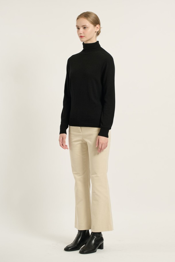 [25WT] 터틀넥 풀오버 - BLACK B5DAK48199는 여성의 겨울, 가을, 봄 시즌 착용을 위한 레귤러핏 블랙 터틀넥 스웨터입니다. 심플하고 세련된 스타일로, 일상, 데일리룩, 오피스룩, 모임룩, 연말 모임룩 등 다양한 TPO에 활용 가능합니다. 나일론, 모, 레이온, 캐시미어 혼방 소재로 제작되어 부드러운 촉감과 따뜻함을 선사하며, 레귤러 기장과 긴 소매 디자인으로 클래식, 미니멀, 시크한 무드를 연출합니다. 무지 디자인으로 어떤 스타일에도 쉽게 매치할 수 있으며, 고급스러운 분위기를 더합니다.
