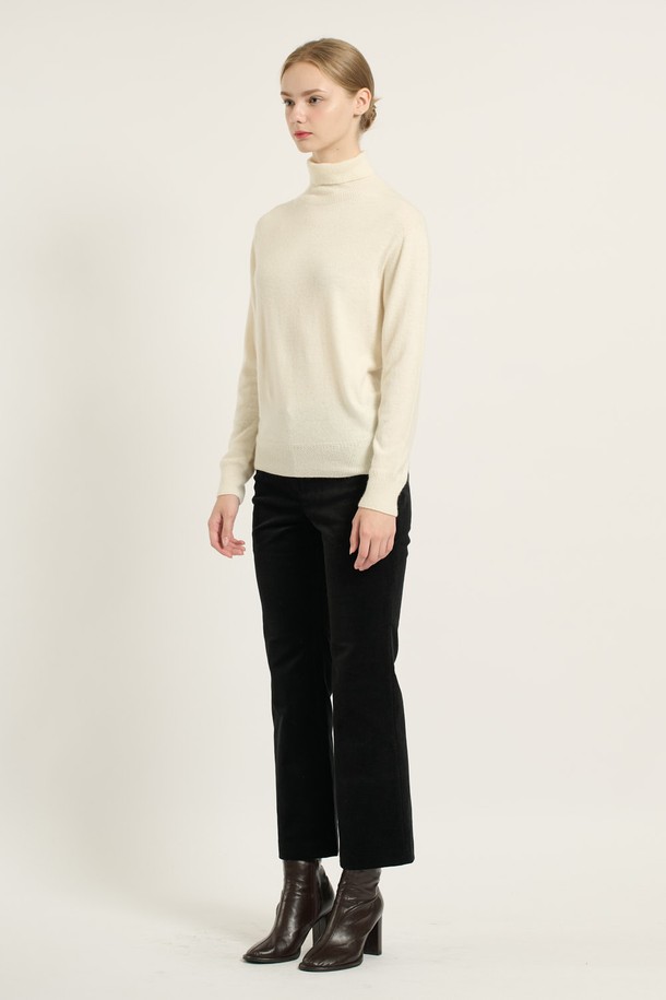 [25WT] 터틀넥 풀오버 - LIGHT BEIGE B5DAK48171는 여성용 니트/스웨터로, 라이트 베이지, 블랙, 멀티 그레이 3가지 색상으로 출시되었습니다. 가을과 겨울에 어울리는 긴 소매의 레귤러핏 터틀넥 풀오버로, 모던하고 우아하며 심플한 스타일을 연출합니다. 캐주얼 및 출근룩, 모임룩에 적합하며, 부드러운 촉감의 나일론, 모, 레이온, 캐시미어 혼방 소재로 제작되었습니다. 무지 패턴의 베이직하고 세련된 디자인으로 클래식한 분위기를 더합니다.
