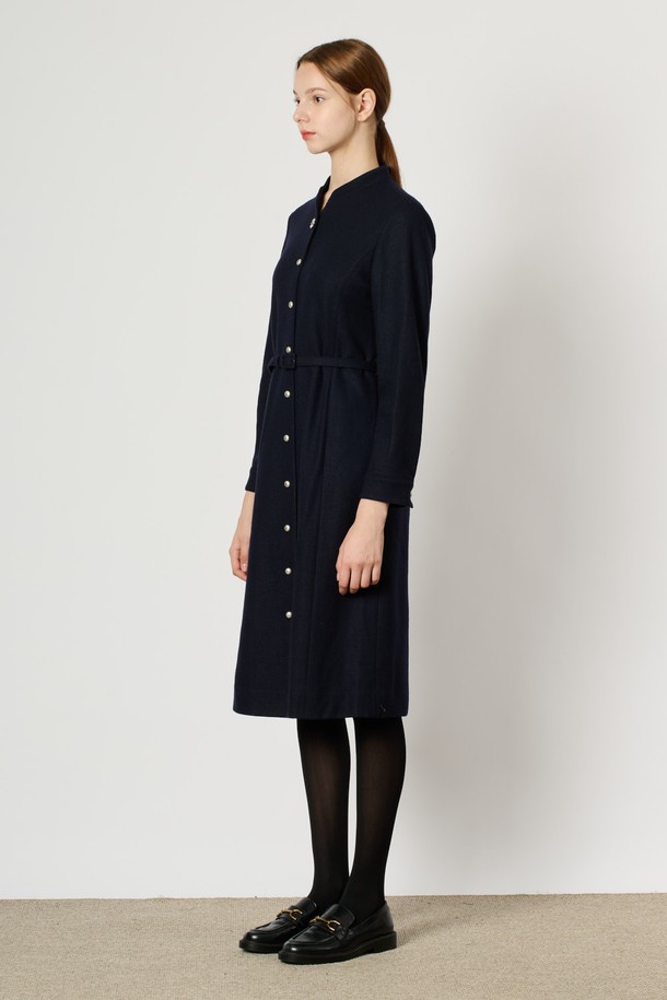 [25WT] 장식 단추 울 원피스 - DARK NAVY B5DAO63056는 여성 고객을 위한 우아하고 세련된 울 원피스입니다. 다크 네이비 컬러의 슬림핏 A라인 원피스로, 차이나칼라 또는 라운드넥 디자인을 선택할 수 있으며, 긴 소매와 두꺼운 두께감으로 겨울철 따뜻함을 선사합니다. 부드러운 촉감의 울 소재와 모 소재 혼방으로 제작되었으며, 안감은 폴리에스터를 사용했습니다. 단추와 벨트 디테일이 돋보이며, 싱글 버튼 여밈 방식으로 클래식하고 모던한 스타일을 연출합니다. 오피스룩, 모임룩, 데이트룩 등 다양한 TPO에 활용 가능하며, 미니멀한 스타일을 선호하는 분들께 추천합니다.
