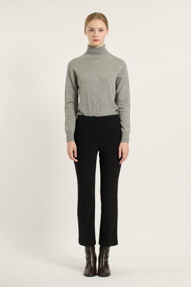 [25WT] 부츠컷 팬츠 - BLACK B5DAP32099는 여성용 부츠컷 바지로, 가을과 겨울에 어울리는 세련되고 모던한 스타일을 연출합니다. 블랙과 브라운 두 가지 색상으로 제공되며, 일상, 출근, 캐주얼 등 다양한 상황에 활용 가능합니다. 폴리에스터, 폴리우레탄, 레이온, 나일론 혼방 소재로 제작되어 부드러운 촉감과 매끄러운 착용감을 선사하며, 슬림핏 부츠컷 디자인으로 날씬한 실루엣을 강조합니다. 지퍼와 버튼 여밈, 우수한 내구성과 신축성(복원력)을 갖춰 출근룩, 오피스룩, 모임룩 등 TPO에 맞춰 클래식, 미니멀, 시크한 스타일을 완성할 수 있습니다.
