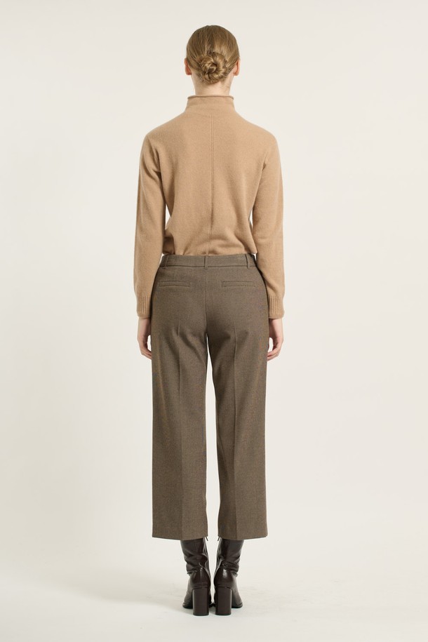 세련된 무드의 여성 [25WT] 체크 속기모 와이드 팬츠 - DARK BEIGE (다크 베이지) B5DAP32573입니다. 9부 기장의 와이드핏으로 편안하면서도 스타일리시하게 연출할 수 있습니다. 부드러운 촉감의 폴리에스터, 레이온, 폴리우레탄 혼방 소재로 제작되어 겨울철에도 따뜻하게 착용 가능합니다. 기모 안감과 밴딩 허리, 사이드 포켓, 더블 스티치 디테일이 실용성을 더하며, 오피스룩과 출근룩에 시크하고 모던한 매력을 더합니다. 다크 베이지와 다크 그레이 두 가지 컬러로 만나보세요.
