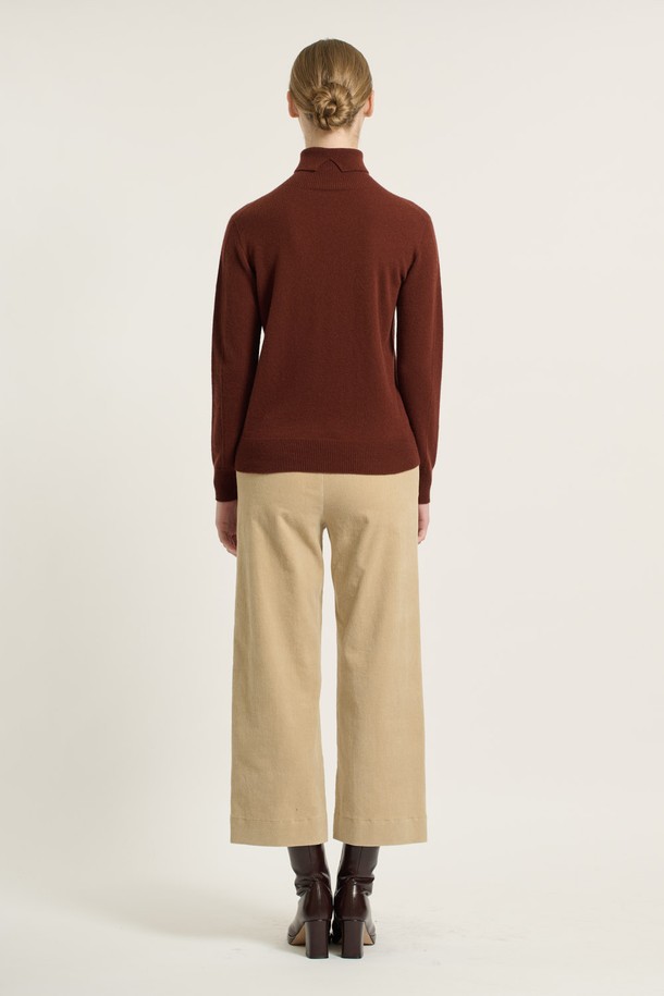 [25WT] 캐시미어 풀오버 - BRICK B5DAK31927는 부드러운 촉감의 캐시미어 소재로 제작된 여성용 터틀넥 풀오버입니다. 가을과 겨울에 어울리는 레귤러 핏의 긴소매 디자인으로, 베이직, 클래식, 우아한 스타일을 연출합니다. 브릭, 라이트 베이지, 멜란지 그레이 세 가지 컬러로 출시되어 오피스룩, 모임룩, 데이트룩 등 다양한 TPO에 활용 가능합니다. 미니멀, 시크, 클래식한 스타일을 선호하는 분들께 추천합니다. 레귤러 기장과 보통 두께감으로 편안하게 착용할 수 있습니다.
