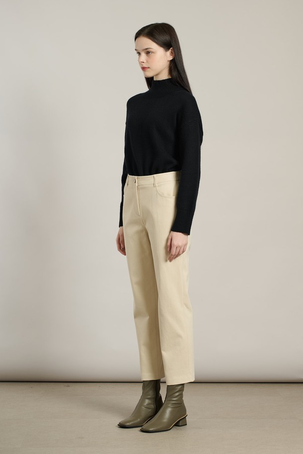 따뜻하고 포근한 겨울을 위한 [25WT] 기모 일자 플론 팬츠입니다. 부드러운 촉감과 슬림핏으로 편안하면서도 세련된 스타일을 연출합니다. 라이트 베이지 컬러의 무지 디자인으로 어떤 상의에도 잘 어울려 데일리룩으로 활용하기 좋습니다. 면, 폴리우레탄, 기모, 레이온 혼방 소재로 제작되어 보온성이 뛰어나고, 두꺼운 두께감으로 추운 날씨에도 끄떡없습니다. 일상 속 캐주얼 스타일을 완성해 보세요.
