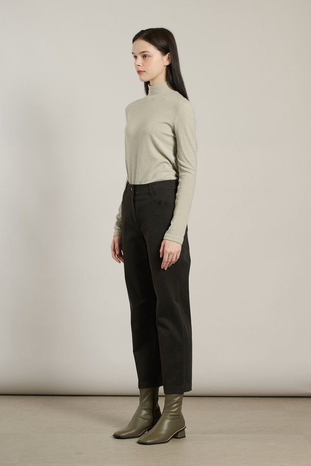 [25WT] 기모 일자 플론 팬츠 - DARK GREEN A5WAP33143는 여성용 바지로, 겨울철 데일리웨어 및 캐주얼룩에 적합합니다. 톤 다운된 다크 그린 색상과 베이직, 캐주얼, 모던, 컨템포러리 스타일을 아우르는 디자인으로 출근룩에도 활용 가능합니다. 면, 레이온, 폴리우레탄 혼방의 부드러운 촉감과 유연한 신축성이 특징이며, 안감 기모로 보온성을 높였습니다. 발목 위로 떨어지는 긴 기장의 일자핏 슬림 팬츠로, 버튼과 지퍼 디테일이 있으며 신축성이 있어 편안하게 착용할 수 있습니다.
