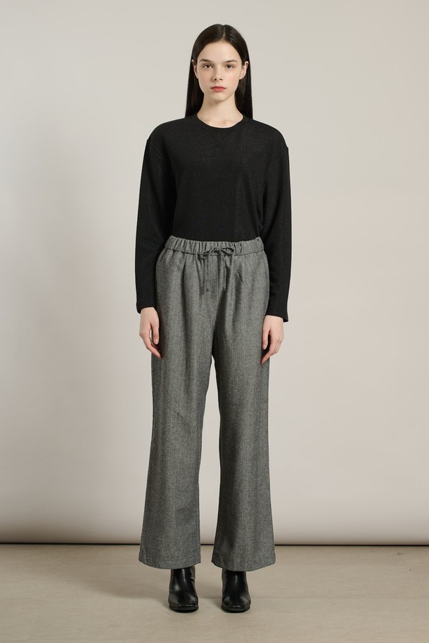 [25WT] 헤링본 스트링 팬츠 - M GRAY A5W9P30916는 여성용 헤링본 스트링 팬츠입니다. 가을, 겨울 시즌에 어울리며, M GRAY와 BROWN 두 가지 색상으로 제공됩니다. 일상, 오피스, 캐주얼 등 다양한 TPO에 활용 가능하며, 클래식, 캐주얼, 모던, 베이직 스타일을 연출할 수 있습니다. 루즈핏, 여유로운 핏의 와이드, 스트레이트, 일자핏 디자인으로 편안한 착용감을 선사합니다. 허리 밴딩과 스트링 디테일로 편의성을 더했으며, 부드러운 폴리에스테르와 모 소재로 제작되었습니다.
