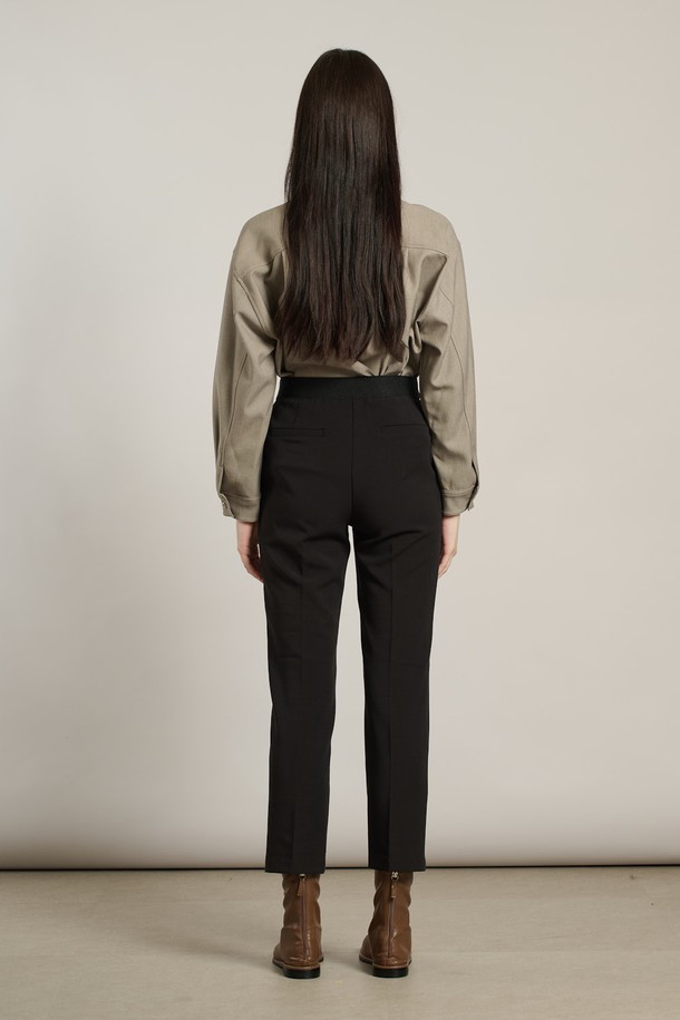 세련된 무드의 여성 분또 슬림 팬츠입니다. 일상룩과 오피스룩 모두 소화 가능한 활용도 높은 아이템으로, 모던, 컨템포러리, 캐주얼, 심플, 클래식, 우아한 스타일을 연출할 수 있습니다. 부드러운 촉감의 폴리에스테르, 레이온, 폴리우레탄 혼방 소재로 제작되어 편안한 착용감을 선사하며, 슬림핏과 일자핏으로 다리 라인을 더욱 돋보이게 합니다. 신축성과 형태 유지 기능으로 활동성을 높였으며, 블랙 컬러의 무지 디자인으로 어떤 상의와도 쉽게 매치할 수 있습니다. 출근룩으로도 손색없는 세련된 스타일을 완성해 보세요.
