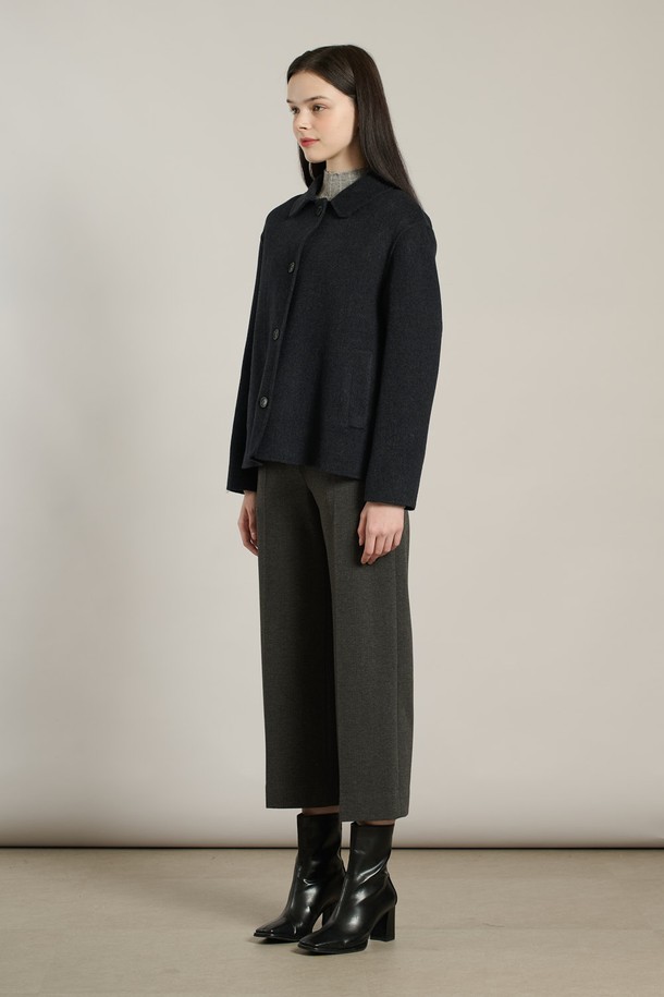 [25WT] 울캐시미어 핸드메이드 자켓 DARK NAVY A5WAJ12756는 여성 고객을 위한 아우터 카테고리의 자켓입니다. Dark Navy, 즉 짙은 네이비 컬러의 무지 디자인으로, 일상과 캐주얼 스타일에 모두 잘 어울립니다. 가을과 겨울에 착용하기 적합하며, 세련되고 차분한 무드를 연출합니다. 핸드메이드 방식으로 제작되어 부드러운 촉감과 포근함을 선사하며, 레귤러 핏과 싱글 버튼 여밈, 긴 소매 기장이 특징입니다. 오피스룩, 출근룩, 모임룩 등 다양한 TPO에 클래식, 미니멀, 시크한 스타일을 더해줍니다.
