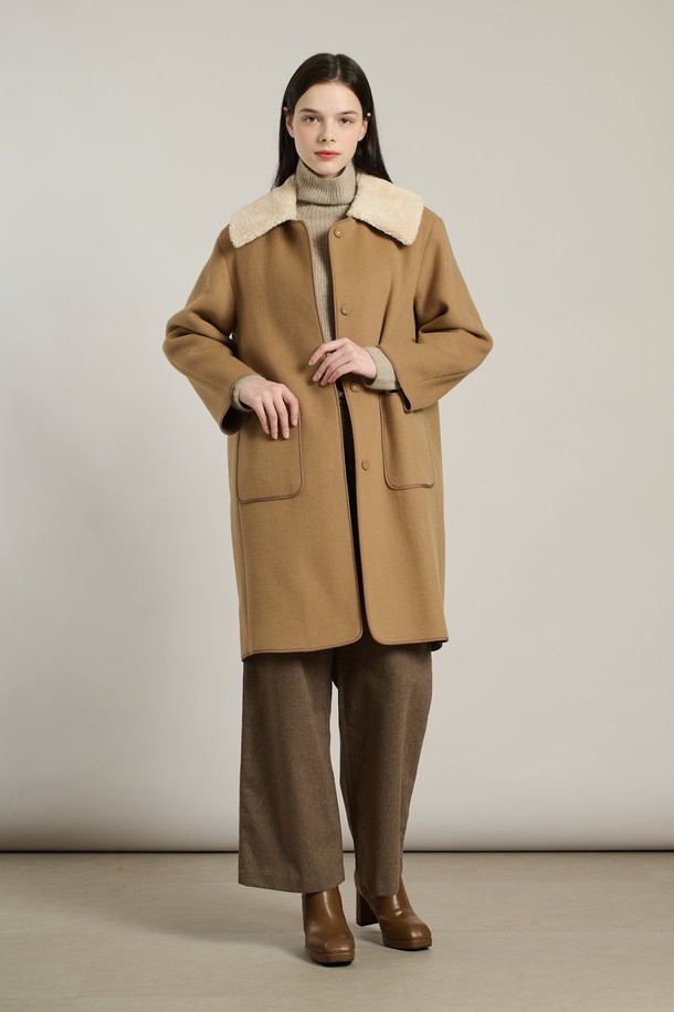 [25WT] 양털 카라 코트 - M BEIGE A5WBH84272는 여성용 아우터 코트입니다. M BEIGE(베이지) 컬러의 무지 디자인으로, 겨울철 일상과 출근룩에 모두 잘 어울립니다. 부드러운 촉감과 견고함이 느껴지는 모, 나일론 혼방 소재로 제작되었으며, 롱 기장에 루즈핏으로 편안하게 착용 가능합니다. 양털 카라와 스냅 버튼, 포켓 디테일이 돋보이는 싱글 코트로, 클래식, 모던, 캐주얼, 베이직 스타일을 모두 소화할 수 있습니다.
