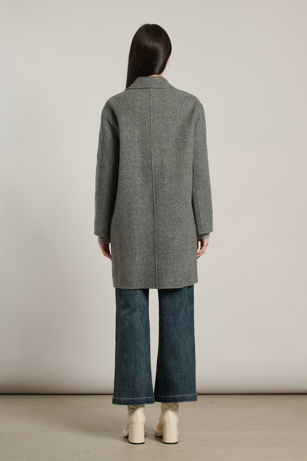 [25WT] 체크싱글 핸드메이드 코트 - CHARCOAL GRAY A5WAH81498는 여성스러운 실루엣을 연출하는 차콜 그레이 컬러의 핸드메이드 코트입니다. 울과 모 혼방 소재로 제작되어 부드러운 촉감과 뛰어난 보온성을 자랑하며, 가을/겨울 시즌에 착용하기 좋습니다. 미디엄 또는 하프 기장으로, 클래식, 베이직, 모던 스타일을 모두 소화하며, 싱글 버튼 여밈과 카라넥 디자인이 특징입니다. 레귤러핏 또는 루즈핏으로 편안하게 착용 가능하며, 체크 패턴이 세련된 포인트를 더합니다. 오피스룩, 출근룩, 모임룩 등 다양한 TPO에 활용하여 시크하고 미니멀한 스타일을 연출해보세요.
