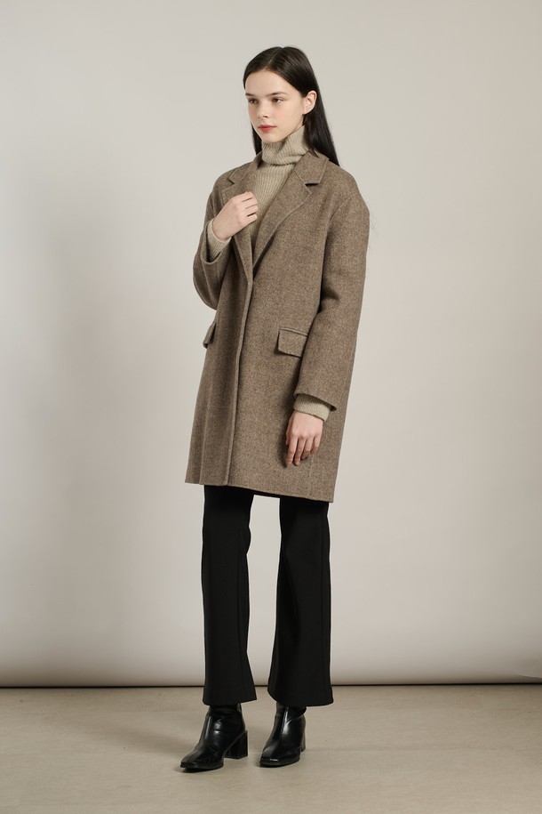**[25WT] 체크 싱글 핸드메이드 코트 - BROWN A5WAH81474**

세련된 브라운 컬러의 여성용 체크 싱글 핸드메이드 코트입니다. 가을, 겨울 시즌에 어울리는 두꺼운 두께감으로 따뜻하게 착용할 수 있으며, 모, 나일론, 울 혼방 소재로 제작되어 부드러운 촉감을 선사합니다. 롱 또는 미디엄 기장의 코트로, 라펠 디테일과 긴 소매가 클래식하고 모던한 스타일을 연출합니다. 오피스룩, 모임룩, 데이트룩 등 다양한 TPO에 활용 가능하며, 미니멀하고 시크한 STYLE을 완성합니다. 레귤러 핏으로 편안하게 착용할 수 있는 베이직한 디자인의 코트입니다.
