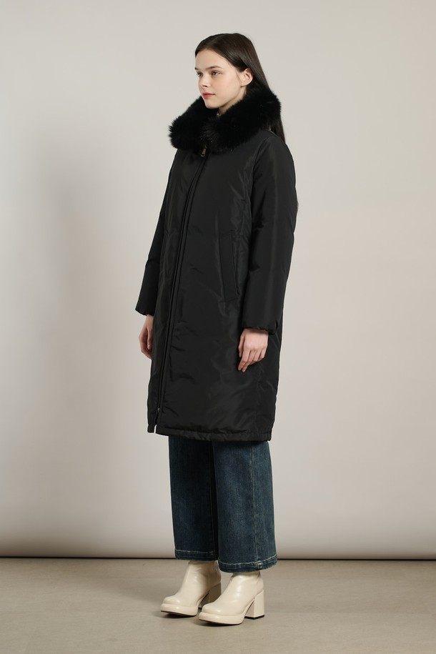 [25WT] 퍼카라 럭셔리다운 - BLACK A5WBF84799는 여성스러운 겨울 스타일을 완성하는 롱 기장의 다운 재킷입니다. 슬림핏 디자인에 블랙과 다크 그레이 컬러로 모던하고 우아한 분위기를 연출합니다. 부드러운 촉감의 폴리에스테르 소재와 토끼, 여우 천연 모피 퍼 카라가 고급스러움을 더합니다. 집업 스타일이며, 퍼 카라는 분리 가능하여 다양한 스타일을 연출할 수 있습니다. 솜털 80%, 깃털 20%의 충전재로 보온성을 높여 오피스룩, 모임룩, 연말 모임룩 등 다양한 TPO에 활용 가능하며 클래식, 미니멀, 시크한 스타일을 즐기는 분들께 추천합니다.
