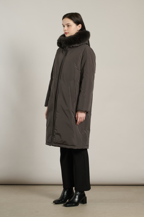 [25WT] 퍼카라 럭셔리다운 - DARK GRAY A5WBF84717는 여성 고객을 위한 롱 기장의 다운 점퍼입니다. 밍크, 여우털, 토끼털 등 고급 소재가 사용되었으며, 다크 그레이 및 블랙 컬러로 출시되었습니다. 루즈핏 디자인에 부드러운 촉감과 두꺼운 두께로 따뜻함을 더하며, 퍼 카라와 허리/아랫단 스트링 조절, 포켓 디테일이 특징입니다. 캐주얼, 미니멀한 스타일로 출근룩에 적합하며, 집업 여밈 방식과 긴 소매 기장으로 세련된 분위기를 연출합니다. 솜털 80%, 깃털 20%의 충전재를 사용하여 보온성을 높였습니다.
