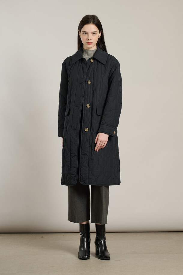 [25WT] 물결퀼팅 롱패딩점퍼 - DARK NAVY A5WAR12256는 여성용 롱패딩 점퍼로, 겨울철 일상, 캐주얼, 여행 등 다양한 상황에서 활용하기 좋습니다. 세련된, 클래식, 모던한 스타일을 연출하며, DARK NAVY 및 KHAKI 두 가지 색상으로 만나볼 수 있습니다. 물결 퀼팅, 넉넉한 기장감, 소매 및 힙 라인 디테일이 돋보이며, 레귤러핏으로 편안하게 착용 가능합니다. 폴리에스테르와 나일론 혼방 소재로 제작되어 두껍고 따뜻하며, 여행룩과 출근룩에 모두 잘 어울립니다.
