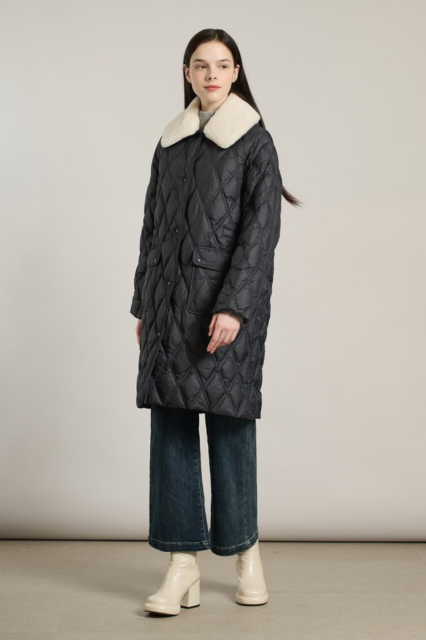 [25WT] 디테쳐블 카라 구스다운 - 다크 네이비 A5WAF81756는 여성스러운 스타일을 강조하는 겨울 아우터입니다. 다크 네이비와 카키 두 가지 색상으로 출시되었으며, 롱 기장의 레귤러핏으로 제작되었습니다. 부드러운 촉감의 폴리에스터, 아크릴, 거위 솜털, 깃털 소재를 사용하여 보온성을 높였으며, 다이아몬드 퀼팅과 탈부착 가능한 카라, 퍼(Fur) 디테일이 특징입니다. 캐주얼, 클래식, 모던 스타일을 모두 아우르며, 일상 및 여행룩에 활용하기 좋습니다. 싱글 버튼, 스냅, 지퍼 여밈 방식과 넉넉한 포켓 디자인으로 실용성을 더했습니다.
