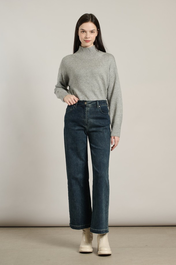 [25WT] 기모스판 와이드 데님 팬츠 - BLACK NAVY A5WAP35659는 여성용 데님 팬츠입니다. 블랙 네이비 컬러의 무지 디자인으로, 캐주얼 및 베이직 스타일을 연출하기 좋습니다. 두꺼운 두께감의 긴 기장 와이드 핏으로 제작되었으며, 면, 폴리에스터, 폴리우레탄, 스판덱스, 데님, 기모 소재를 사용하여 부드러운 촉감과 따뜻함을 느낄 수 있습니다. 허리 부분은 편안한 착용감을 제공하며, 포켓 디테일이 있습니다. 겨울철 일상복으로 활용하기에 적합합니다.
