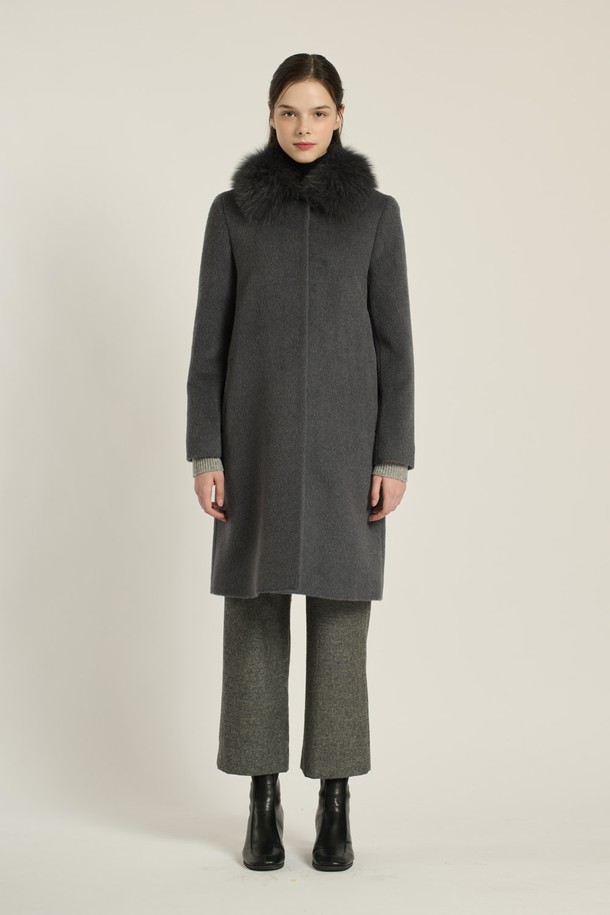 [25WT] 퍼카라 라마 코트 - DARK BLUE B5DBH84254는 겨울 시즌을 위한 여성 코트입니다. 다크 블루 색상의 무지 패턴으로 클래식, 우아함, 모던한 스타일을 연출합니다. 롱 또는 미디엄 기장의 레귤러 핏 싱글 버튼 코트로, 부드러운 촉감의 라마, 모, 폴리에스터, 폴리우레탄, 천연모피 혼방 소재로 제작되었습니다. 퍼 카라는 탈부착이 가능하며, 안쪽 포켓이 있어 실용성을 더했습니다. 오피스룩, 모임룩, 연말 모임룩에 시크하고 미니멀한 스타일로 코디하기 좋습니다.
