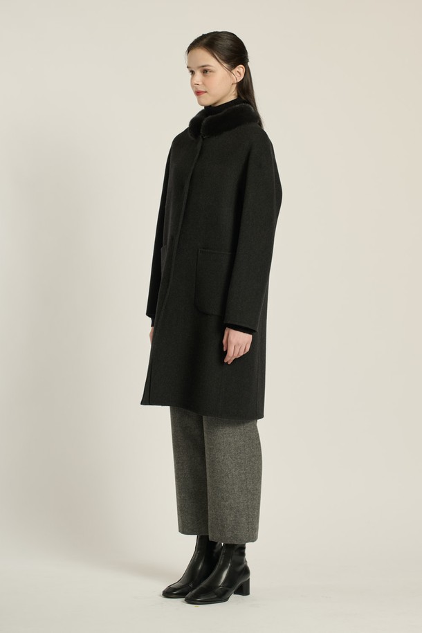 [25WT] 밍크카라 핸드메이드 코트 - BLACK B5DAH83299는 클래식, 모던, 엘레강스한 무드를 연출하는 여성용 코트입니다. 블랙 컬러의 롱 기장 슬림핏 코트로, 울, 모, 밍크 소재를 사용하여 부드러운 촉감을 선사합니다. 밍크 트리밍 카라와 싱글 버튼 여밈, 포켓 디테일이 돋보이며, 겨울철 오피스룩, 모임룩, 연말 모임룩에 시크하고 미니멀한 스타일을 더해줍니다. 핸드메이드 코트 특유의 고급스러움이 돋보이는 제품입니다. 긴 소매 기장으로 따뜻함을 더했습니다.
