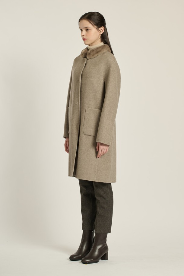 [25WT] 밍크 카라 핸드메이드 코트 - DARK BEIGE B5DAH83273는 우아하고 세련된 스타일을 연출하는 여성용 코트입니다. 다크 베이지 및 블랙 색상으로 출시되어 있으며, 롱 기장의 슬림핏 디자인이 특징입니다. 모, 폴리에스터, 밍크 소재를 사용하여 부드러운 촉감을 선사하며, 겨울철 오피스룩과 모임룩에 적합합니다. 밍크 트리밍 카라와 싱글 버튼 여밈, 그리고 긴 소매 디자인이 클래식하고 미니멀한 매력을 더합니다. 핸드메이드 싱글 코트로, 일상에서도 고급스러운 분위기를 연출할 수 있습니다.
