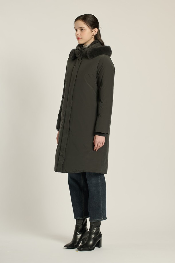 [25WT] 퍼 카라 후드 구스다운은 여성용 점퍼로, 롱 기장의 슬림핏 디자인이 특징입니다. DARK GRAY와 BLACK 두 가지 색상으로 제공되며, 퀄팅 무늬가 돋보이는 모던하고 우아한 스타일을 연출합니다. 겉감은 부드러운 촉감의 폴리에스터, 모, 나일론, 캐시미어, 밍크 소재를 사용했으며, 안감은 구스다운 충전재로 채워져 뛰어난 보온성을 자랑합니다. 지퍼와 스냅으로 여밀 수 있으며, 후드와 퍼 카라 디테일이 고급스러움을 더합니다. 출근룩, 오피스룩, 모임룩 등 다양한 TPO에 활용 가능한 겨울철 필수 아우터입니다.
