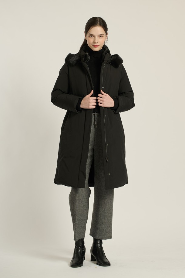 [25WT] 퍼 카라 후드 구스다운은 여성 겨울철 패션을 위한 완벽한 선택입니다. 블랙과 다크 그레이 두 가지 색상으로 출시되어 출근룩, 모임룩 등 다양한 TPO에 활용할 수 있습니다. 우아하고 클래식한 스타일을 연출하며, 캐주얼한 분위기까지 더해져 미니멀, 클래식, 캐주얼 스타일을 선호하는 분들께 추천합니다. 밍크, 캐시미어, 모, 폴리에스테르, 나일론 등 고급 소재와 구스다운 충전재, 천연모피 안감, 퍼 카라, 후드의 조합으로 뛰어난 보온성과 부드러운 촉감을 제공합니다. 미디엄 기장의 레귤러핏으로 지퍼와 싱글 버튼 여밈 방식을 갖춘 긴소매 점퍼입니다.
