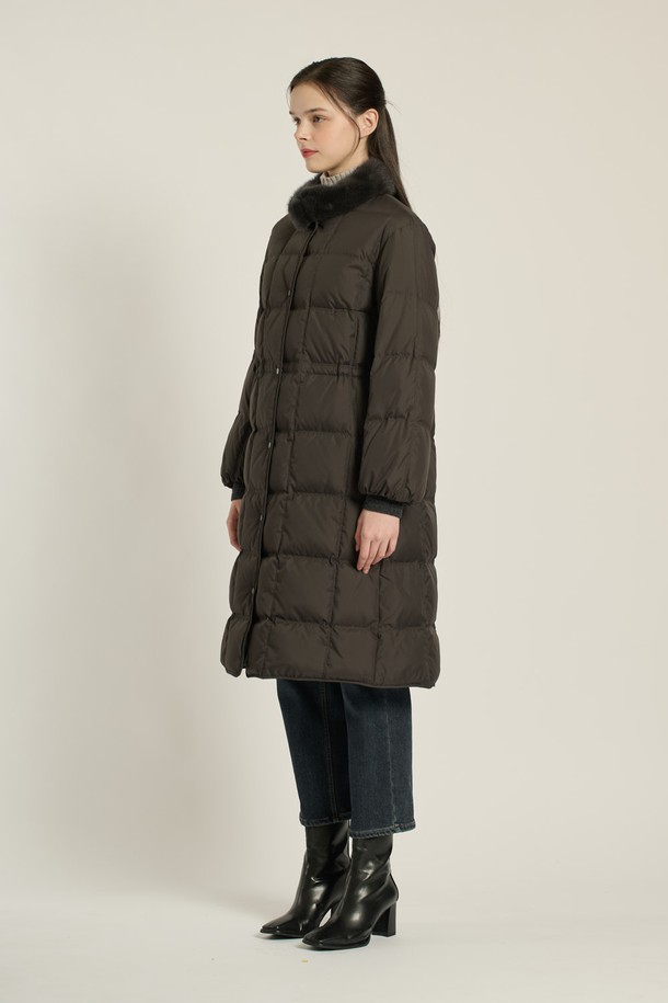 [25WT] 밍크 트리밍 구스다운은 여성용 아우터로, 다크 그레이와 브라운 두 가지 색상으로 출시되었습니다. 롱 기장의 다운 코트로, 겨울철 여행룩과 출근룩에 모두 잘 어울립니다. 부드러운 촉감의 밍크 트리밍이 우아함과 고급스러움을 더하며, 퀄팅 무늬와 레귤러핏으로 모던하고 캐주얼한 스타일을 연출합니다. 폴리에스테르, 나일론, 모, 밍크, 솜털, 깃털 등 다양한 소재로 제작되었으며, 두꺼운 두께감과 긴 소매, 스냅 여밈 방식이 특징입니다. 보온성과 경량성을 갖춰 편안하게 착용할 수 있습니다.
