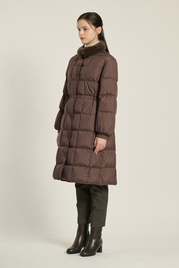 [25WT] 밍크 트리밍 구스다운은 여성용 겨울 아우터로, 우아하고 클래식한 스타일을 연출합니다. 부드러운 촉감의 롱 기장 퀄팅 디자인으로, 브라운과 다크 그레이 두 가지 컬러로 만나볼 수 있습니다. 밍크 트리밍과 구스다운 충전재가 고급스러움과 보온성을 동시에 선사하며, 스냅 여밈 방식으로 간편하게 착용 가능합니다. 출근룩, 모임룩, 연말 모임룩 등 다양한 TPO에 활용 가능하며, 미니멀하고 시크한 스타일을 완성합니다.
