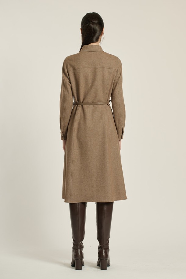 세련된 무드의 여성 셔츠 카라 벨티드 원피스입니다. M BEIGE 컬러와 블랙 컬러로 출시되었으며, 부드러운 촉감의 모, 울, 레이온, 폴리에스테르, 나일론, 폴리우레탄 혼방 소재로 제작되었습니다. 허리 벨트와 싱글 버튼, A라인 스커트, 롱 & 맥시 기장으로 우아하고 모던한 스타일을 연출합니다. 안감이 있어 편안하게 착용 가능하며, 오피스룩, 하객룩, 모임룩 등 다양한 TPO에 활용 가능합니다. 클래식하고 미니멀한 디자인으로, 겨울철 세련된 스타일을 완성해 보세요.
