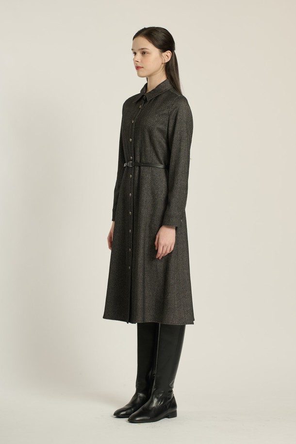 [25WT] 셔츠 카라 벨티드 원피스 - BLACK B5DAO62199는 여성스러운 실루엣을 연출하는 셔츠 카라 원피스입니다. 모, 레이온, 폴리에스터, 나일론, 폴리우레탄 혼방 소재로 제작되어 부드러운 촉감을 선사하며, 가을, 겨울 시즌에 적합합니다. 허리 벨트로 라인을 잡아 우아하고 세련된 스타일을 완성하며, 롱스커트와 A라인, 플레어 핏으로 다양한 분위기를 연출할 수 있습니다. 카라넥과 긴 소매 디자인은 클래식하면서도 모던한 느낌을 주어 오피스룩, 모임룩에 활용하기 좋습니다. 블랙 컬러의 무지 디자인으로, 미니멀, 시크한 스타일을 선호하는 분들께 추천합니다.
