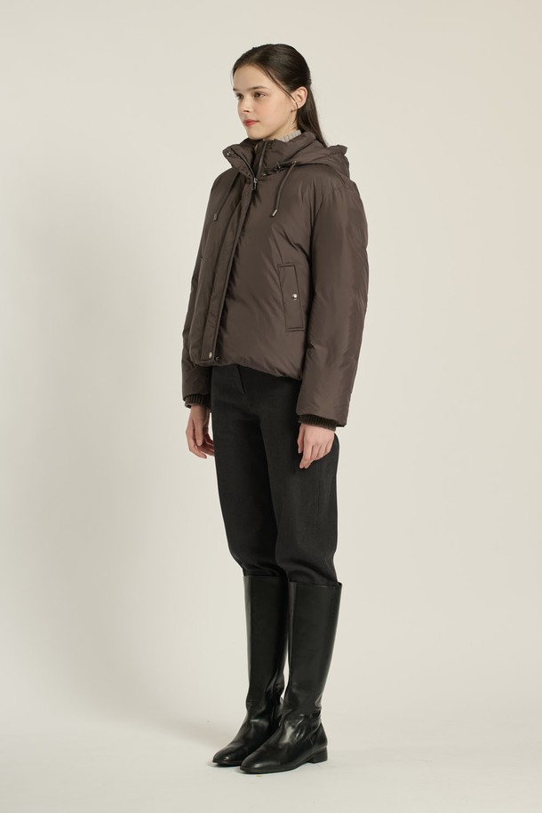 [25WT] 구스다운 드로우스트링 후드 점퍼 - DARK BROWN (다크 브라운) B5D9F80875는 겨울철 출근룩을 위한 여성용 점퍼입니다. 부드러운 촉감의 폴리에스테르, 모, 나일론 혼방 소재로 제작되었으며, 숏 기장의 레귤러핏 또는 루즈핏으로 편안하게 착용할 수 있습니다. 다크 브라운과 라이트 카키 두 가지 색상으로 제공되며, 무지 또는 배색 디자인에 지퍼와 단추로 여밀 수 있습니다. 후드, 드로우스트링, 구스다운 충전재, 방풍 기능으로 보온성을 높였으며, 클래식, 미니멀, 캐주얼, 우아한 스타일을 연출할 수 있습니다.
