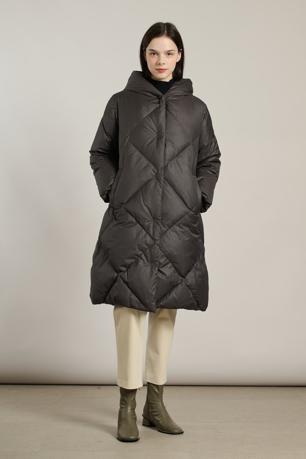 [25WT] 빅다이아 퀼팅다운 DARK GRAY A5WAF82417는 여성용 겨울 아우터 점퍼입니다. 롱 기장의 루즈핏으로, 여행룩과 캠핑룩에 어울리는 캐주얼, 미니멀, 클래식 스타일을 연출할 수 있습니다. 톤 다운된 다크 그레이 컬러와 부드러운 촉감의 나일론, 폴리에스터 혼방 소재로 제작되었으며, 두꺼운 두께감으로 보온성을 높였습니다. 빅다이아 퀼팅 디자인과 후드, 거위털 충전재, 스냅 여밈 방식이 특징입니다. 
